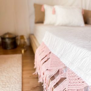 Pembe -Beyaz Makrome Yatak Runner 2'li Kırlent Takım